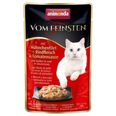Animonda Vom Feinsten con filete de pollo y carne de manzo en salsa de tomate. Imagen del producto y comida servida en plato negro.
