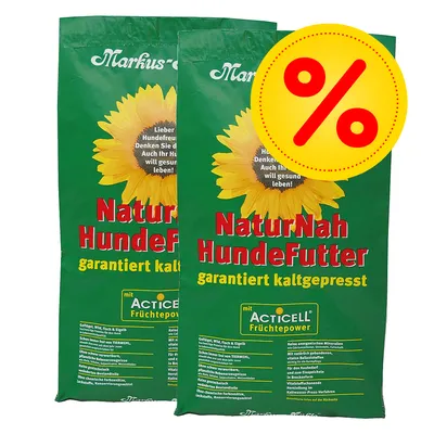Två gröna påsar Markus-Mühle NaturNah HundeFutter, text: 'garantiert kaltgepresst', 'mit Acticell Fruchtepower'. Stor gul rabatt-symbol med röd procenttecken synlig.