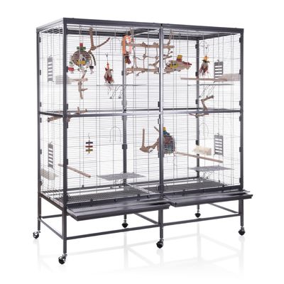 Jaula grande de metal para aves con ruedas, varios columpios y perchas de madera, juguetes colgantes y bandejas extraíbles en la parte inferior.