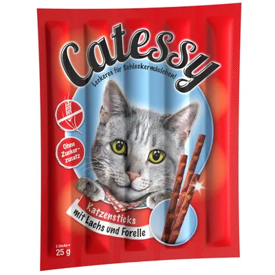 Catessy Katzensticks mit Lachs und Forelle, 5 Sticks = 25 g, Ohne Zuckerzusatz. Obal s obrázkem kočky a tyčinek. Text v němčině.