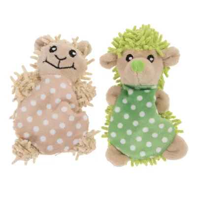 Deux jouets en peluche en forme de hérisson, l’un beige à pois blancs, l’autre vert à pois blancs, avec détails en tissu et fil chenille visibles.