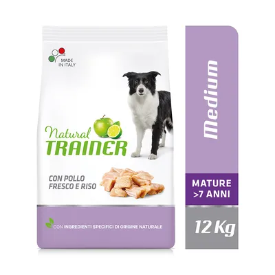 Natural Trainer hundefoder, Medium, Mature >7 anni, 12 kg. Con pollo fresco e riso. Made in Italy. Con ingredienti specifici di origine naturale. Billede af hund og kyllingestykker.