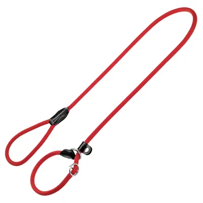 Rote Hundeleine aus robustem Seilmaterial mit verstellbarer Schlaufe und Metallring für sicheren Halt.