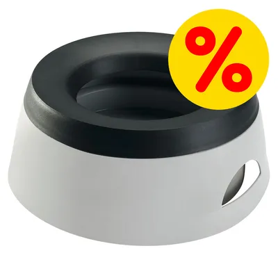 Ciotola per animali in plastica bianca e nera con simbolo percentuale rosso su sfondo giallo, indicazione di offerta o sconto visibile sull'immagine.