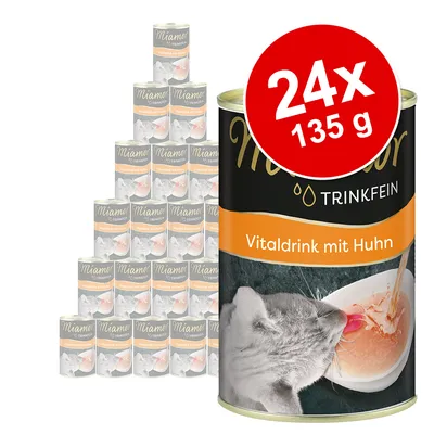 Miamor Trinkfein Vitaldrink с курицей, 24x135 г. На изображении: кошка пьет из миски с жидкостью.