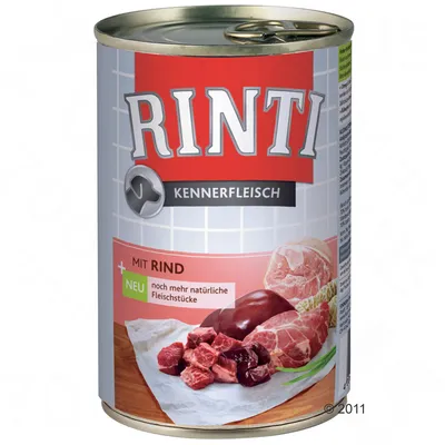 Lata de comida Rinti Kennerfleisch, texto visible: Mit Rind, neu noch mehr natürliche Fleischstücke. Imagen de trozos de carne en la etiqueta.