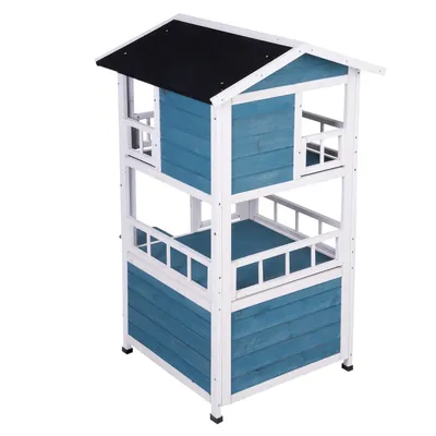 Casetta a due piani in legno verniciato blu e bianco con tetto nero, struttura rialzata e recinzioni laterali visibili.