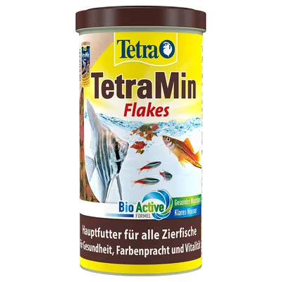 Tetra TetraMin Flakes fiskfoderburk med texten BioActive Formel, Gesundes Wachstum, Klares Wasser. Bild på akvariefiskar och flingor. Text på tyska om huvudfoder för prydnadsfiskar. Tetra TetraMin Flakes fiskfoderburk med texten BioActive Formel, Gesundes Wachstum, Klares Wasser. Bild på akvariefiskar och flingor. Text på tyska om huvudfoder för prydnadsfiskar.