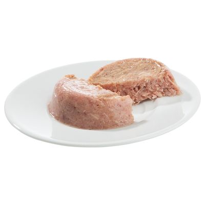 Två portioner blötfoder för husdjur i cylinderform på en vit tallrik, ena delen är delvis uppskuren och visar inre struktur.