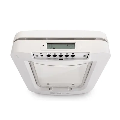 Białe drzwiczki SureFlap z wyświetlaczem LCD, pięcioma przyciskami sterującymi i przezroczystą klapką. Widoczne symbole strzałek oraz ikony na panelu.