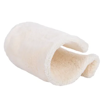 Béžový, chlupatý tunel z měkkého materiálu, vhodný jako úkryt nebo herní prostor pro domácí mazlíčky.