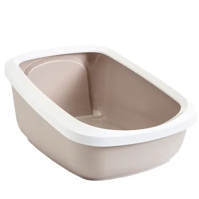 Kattetoilet i beige plastik med hvid kant, rektangulær form og forhøjet bagkant. Ingen synlige mærker eller tekst.
