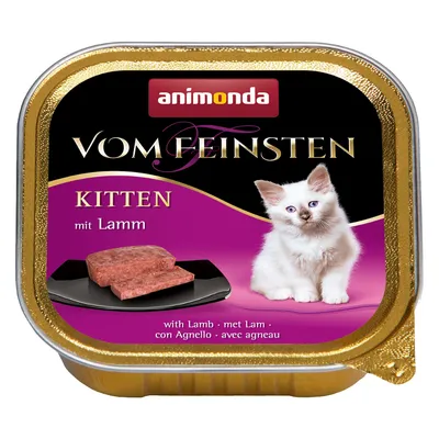 animonda VOM FEINSTEN KITTEN mit Lamm - kissalle, lampaanlihaa sisältävä märkäruoka. Kuvassa pentukissa ja annospala mustalla lautasella. Teksti myös englanniksi, ranskaksi, italiaksi.