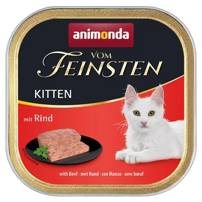Animonda Vom Feinsten Kitten med nötkött. Serveringsförslag: köttbit på svart tallrik, vitt kattunge visas.