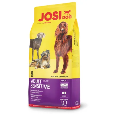JosiDog Adult Sensitive hondenvoer, 18 kg zak. Tekst: 'ADULT SENSITIVE', 'Made in Germany', geschikt voor gevoelige honden. Afbeeldingen van drie verschillende honden op de verpakking.