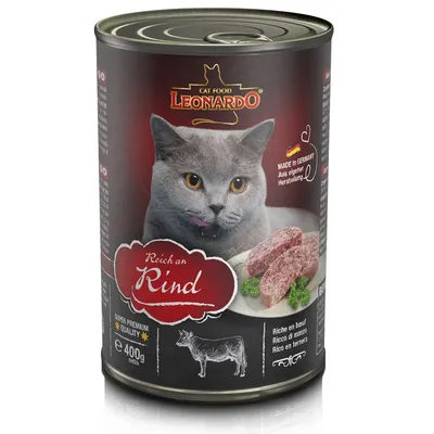Leonardo Cat Food, rico em vaca, Super Premium Quality, Made in Germany, lata de 400g. Produção própria com imagem de pedaços de carne e um gato.