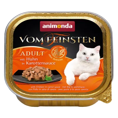 Корм для взрослых кошек animonda Vom Feinsten Adult mit Huhn in Karottensauce, без зерна. На упаковке изображены белая кошка и кусочки корма в морковном соусе.