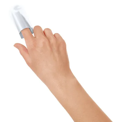 Hand mit Fingerling aus weissem Stoff, geeignet zur Reinigung oder Pflege.