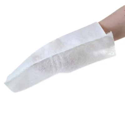 Gant blanc en tissu non tissé porté sur une main, sans marque visible ni texte.