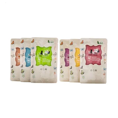 Sachets Almo Nature Bio pour chat, différents parfums visibles : canard biologique, poulet biologique. Logos bio et pictogrammes sans céréales sur chaque emballage. Sachets Almo Nature Bio pour chat, différents parfums visibles : canard biologique, poulet biologique. Logos bio et pictogrammes sans céréales sur chaque emballage.