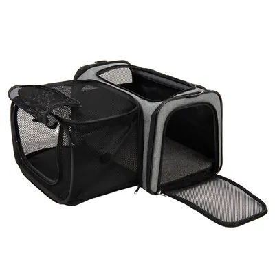 Sac de transport pour animaux en tissu gris avec ouvertures zippées sur le dessus et l’avant, panneaux en maille noire, coussin intérieur amovible visible.