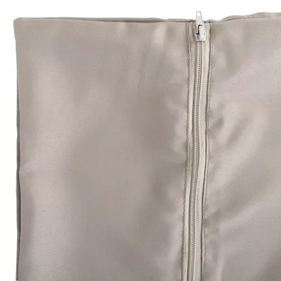 Primer plano de una funda de tela beige con cremallera, apta para cojines o almohadillas.