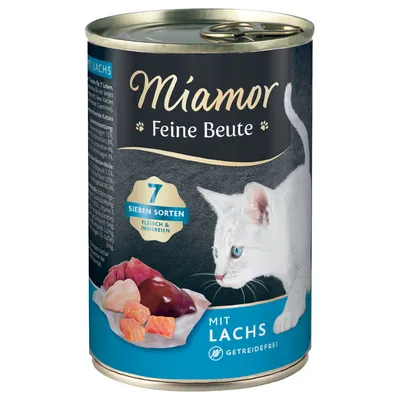 Boîte Miamor Feine Beute, texte visible : 7 Sieben Sorten Fleisch & Innereien, mit Lachs, getreidefrei. Image de morceaux de viande et poisson, chat blanc illustré.