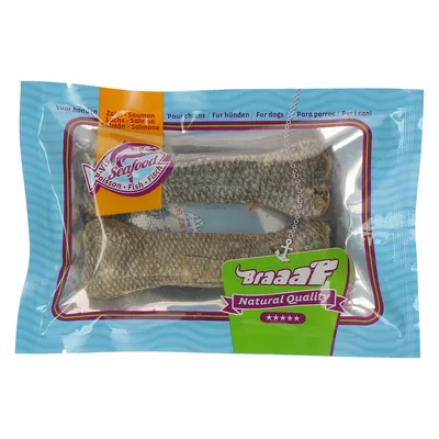 Braaaf Natural Quality кучешка закуска от сьомга, серия Seafood. Опаковка с прозорец и видими пръчици от рибена кожа.