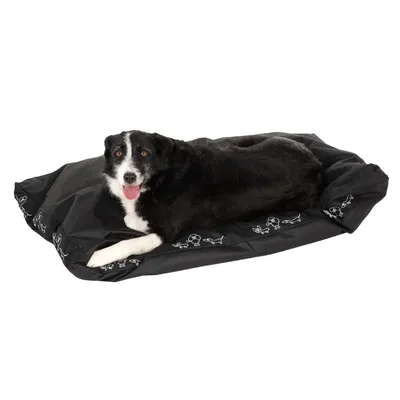 Zwart hondenbed met witte dierenmotieven, met een zwart-witte hond erop. Geschikt voor huisdieren om te ontspannen of te slapen.