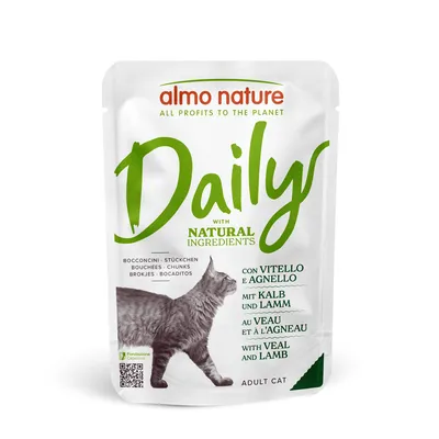 almo nature Daily with natural ingredients, bouchées au veau et à l’agneau pour chat adulte. Texte multilingue sur l’emballage, image d’un chat gris.