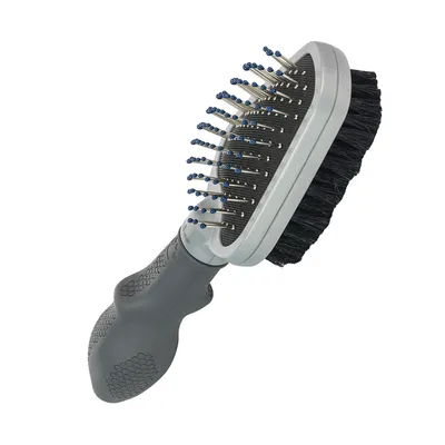 Doppelseitige Bürste mit grauem Griff, einer Seite mit Metallstiften und blauen Noppen sowie einer Seite mit schwarzen Borsten.
