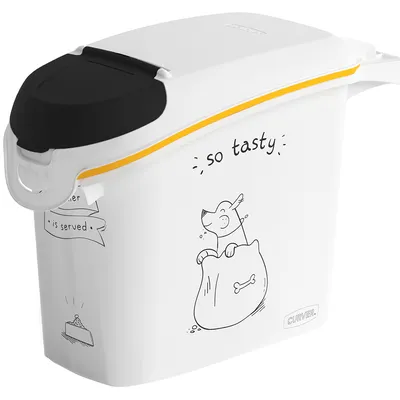 Contenedor blanco de plástico Curver para comida de mascotas, con tapa negra y dibujos de perro, hueso y texto visible en inglés: 'so tasty', 'dinner is served'. Contenedor blanco de plástico Curver para comida de mascotas, con tapa negra y dibujos de perro, hueso y texto visible en inglés: 'so tasty', 'dinner is served'.