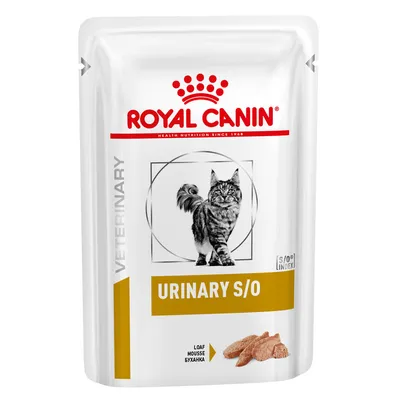 Sachet Royal Canin Veterinary URINARY S/O pour chat, texte visible : LOAF MOUSSE, image d’un chat et de pâtée en mousse sur l’emballage. Sachet Royal Canin Veterinary URINARY S/O pour chat, texte visible : LOAF MOUSSE, image d’un chat et de pâtée en mousse sur l’emballage.