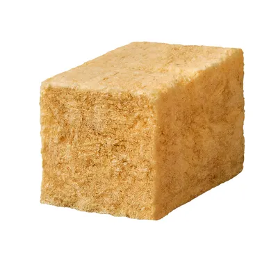 Un singolo cubo giallo in materiale pressato, possibile snack o complemento alimentare per animali.