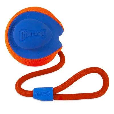 Chuckit! jucărie cu design albastru și portocaliu, carcasă rotundă din plastic și material textil, atașată de o buclă portocalie cu logo Chuckit!.
