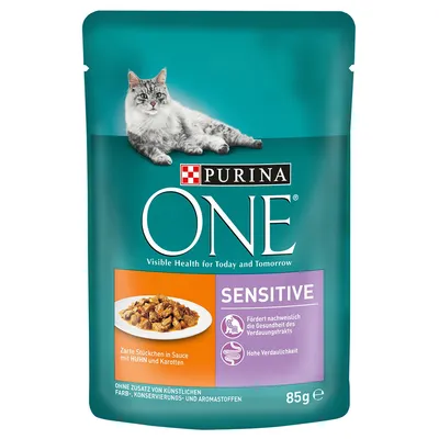 Συσκευασία Purina ONE Sensitive 85g με εικόνα γάτας, πιάτο με κομμάτια σε σάλτσα, κείμενο: 'Visible Health for Today and Tomorrow', 'SENSITIVE', 'Huhn und Karotten'.