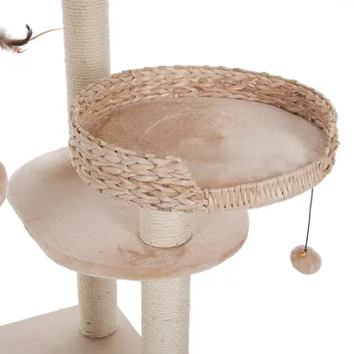 Tiragraffi con colonne in sisal, superficie imbottita in tessuto beige e cesta intrecciata. Giocattolo pendente con palla in peluche su corda.