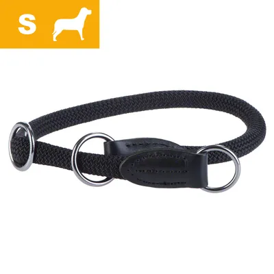 Sort hundehalsbånd i flettet materiale med metalringe og læderdetaljer, størrelse S vist med hvidt S og hundesilhuet på gul baggrund øverst til venstre.