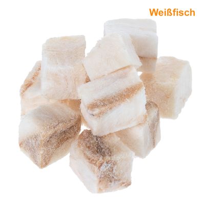 Кусочки сушёной рыбы белого цвета, нарезанные кубиками. Видна надпись на немецком языке: Weißfisch.