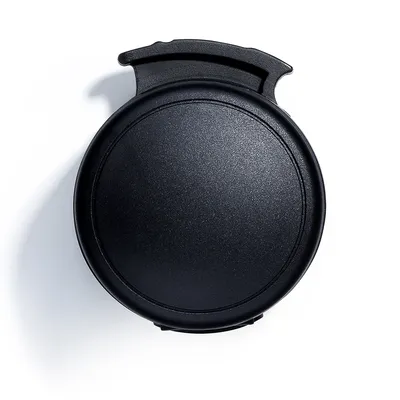 Couvercle rond en plastique noir vu de dessus, sans marque ni texte visible.
