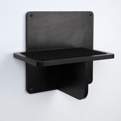 Plateforme murale noire en bois avec tapis noir, fixations visibles aux coins pour installation au mur.