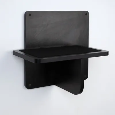 Plateforme murale noire en bois avec tapis noir, fixations visibles aux coins pour installation au mur.