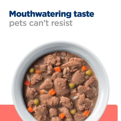 Tekst na slici: Mouthwatering taste pets can't resist. Prikaz zdjele s komadićima mesa, mrkvom i graškom u umaku. Tekst je na engleskom jeziku.