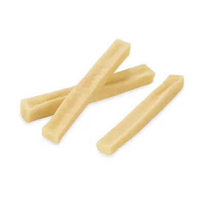 Quatre bâtonnets à mâcher de couleur beige, sans emballage ni marque visible, posés sur fond blanc.