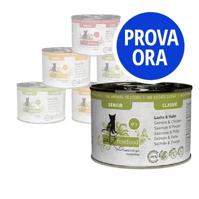 Lattine di cibo per gatti catz finefood Senior Classic, visibili vari gusti. Etichetta: Lachs & Huhn, Salmon & Chicken. Cerchio blu con testo: PROVA ORA.