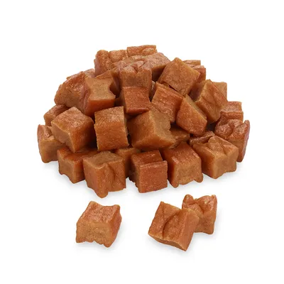 Morceaux cubiques de friandises brunes pour animaux, empilés sur fond blanc, sans emballage ni marque visible.