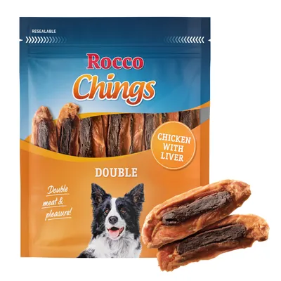 Rocco Chings DOUBLE, friandises pour chien, visible : morceaux de viande, texte sur l’emballage « Chicken with liver », image d’un chien, sachet refermable.