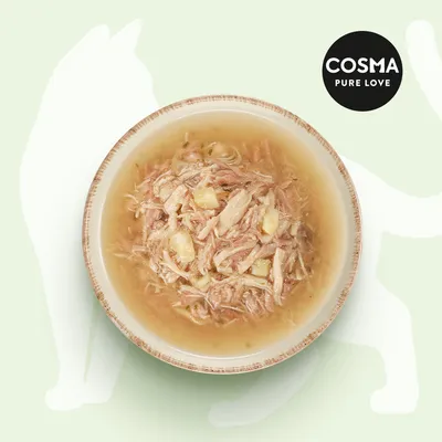 Cosma Pure Love márkájú nedves macskaeledel tálban, húsdarabok és szósz látható. A háttérben Cosma Pure Love feliratú kör alakú logó.