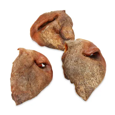 Kolme kuivattua naudankorvaa karvoineen, luonnollisia puruherkkuja koirille.