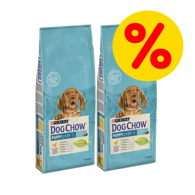 To sække Purina Dog Chow Puppy 14 kg, synligt tilbudsmærke med procenttegn. Synlig tekst: PURINA DOG CHOW PUPPY [<1] år, 14 kg/kr, Naturium.